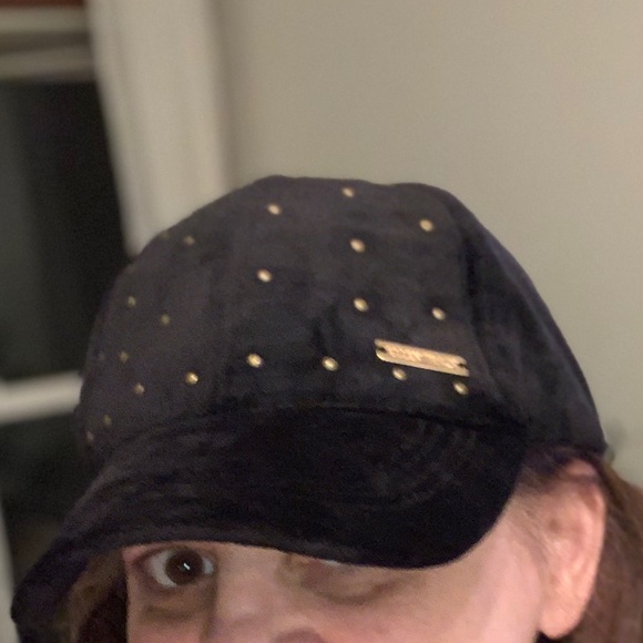 Super soft velvety Ellen Tracy hat. Adjustable - Picture 1 of 3